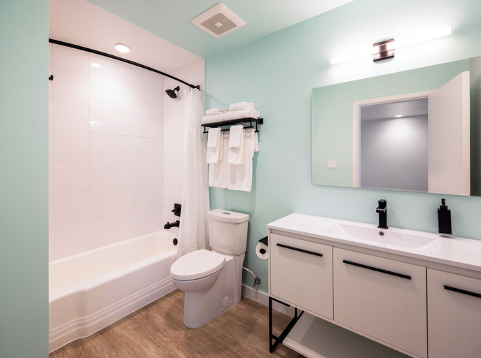 Bathroom 5, The Imperial, Bernalillo