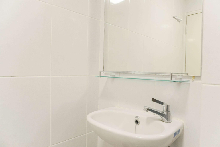 Bathroom, CozyLiving 2BR @ Tokyo Riverside PIK 2 By Travelio, Tangerang