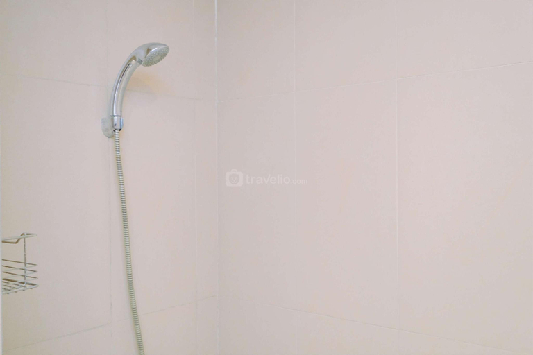 Bathroom, Simply Look Studio Apt Elpis Residence By Travelio, Central Jakarta