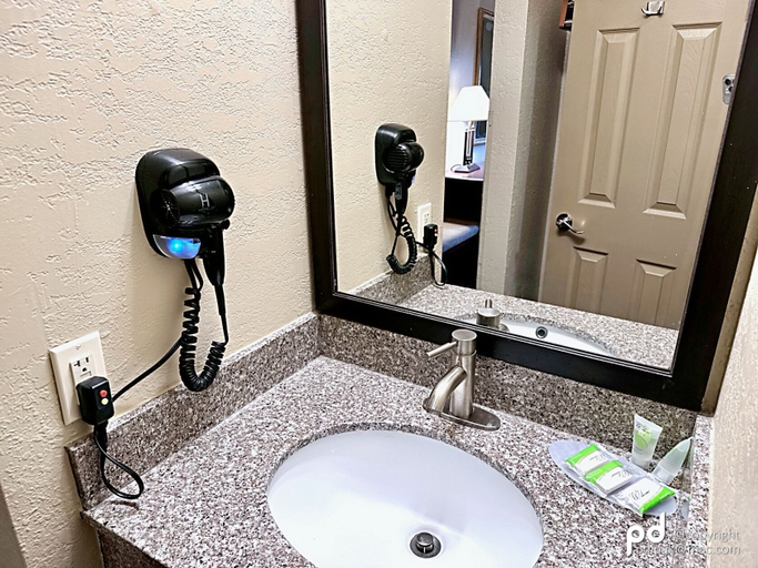 Bathroom 4, Travel Inn & Suites, Hunterdon