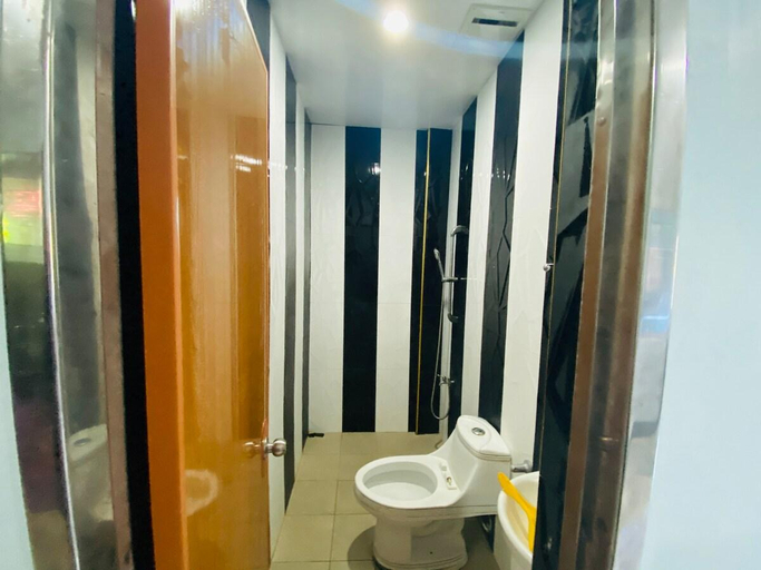 Bathroom 2, B1 - Spacious 3BR House w/ Netflix, WiFi, Parking, Cagayan de Oro City