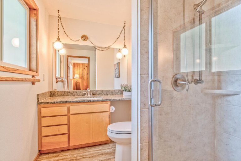 Bathroom 4, Killdeer Lane 6, Deschutes