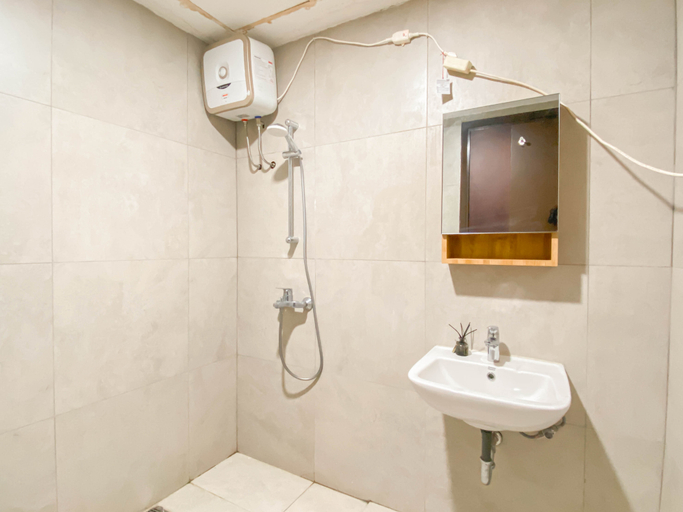 Bathroom 5, Modern and Exquisite Studio Apartment Pollux Chadstone By Travelio, Cikarang