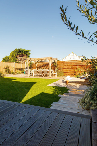 Exterior & Views 2, 4BR Beach House Sleeps 10 - 5 Mins Walk to the Sea, West Sussex