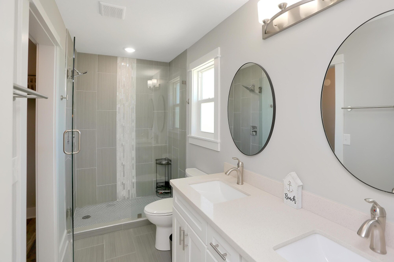 Bathroom 5, Anchored Inn, Gulf