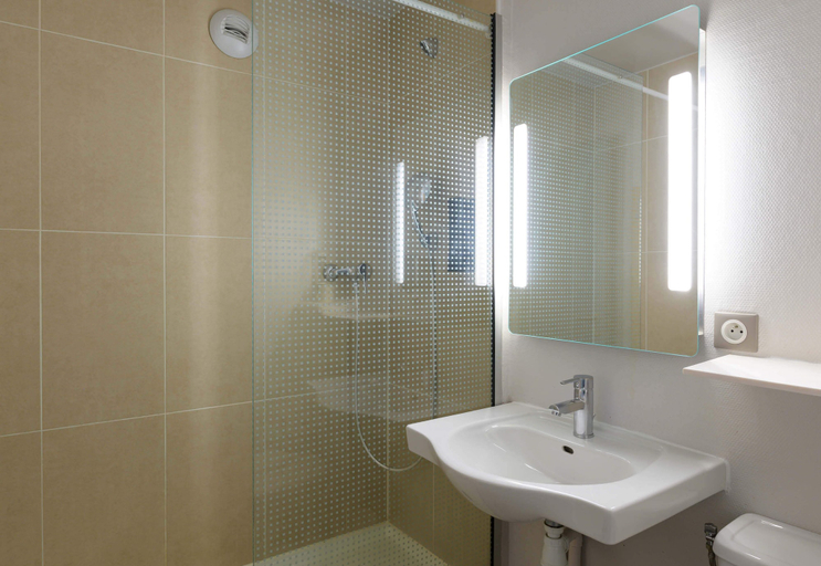 Bathroom 5, B&B HOTEL Pontault-Combault, Seine-et-Marne