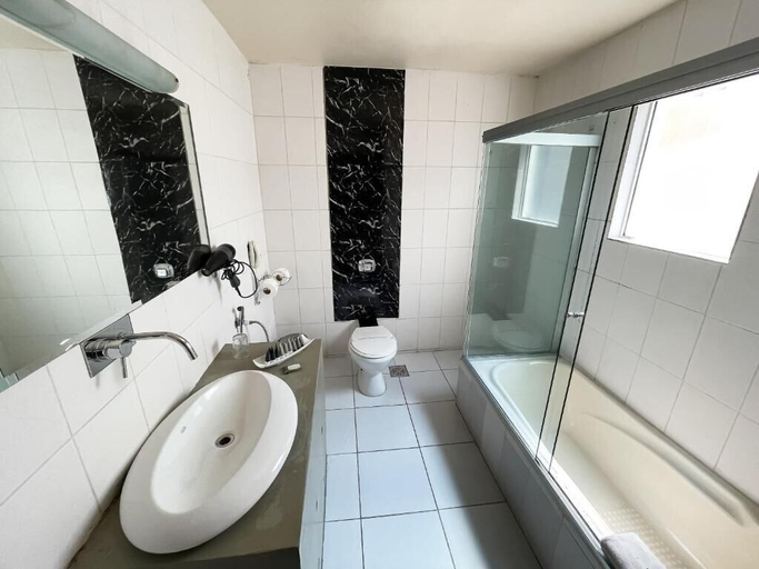 Bathroom 4, AVANTI HOTEL & CONVENTION CENTER, Cercado