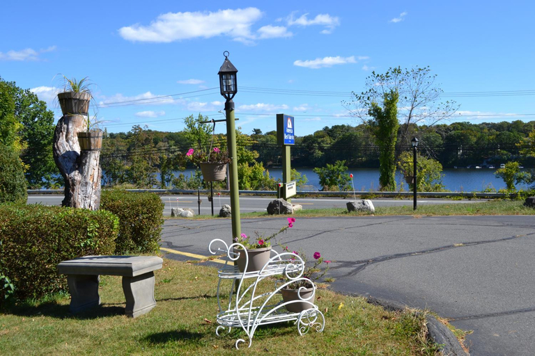 Others 4, Mount Holyoke Inn, Hampden