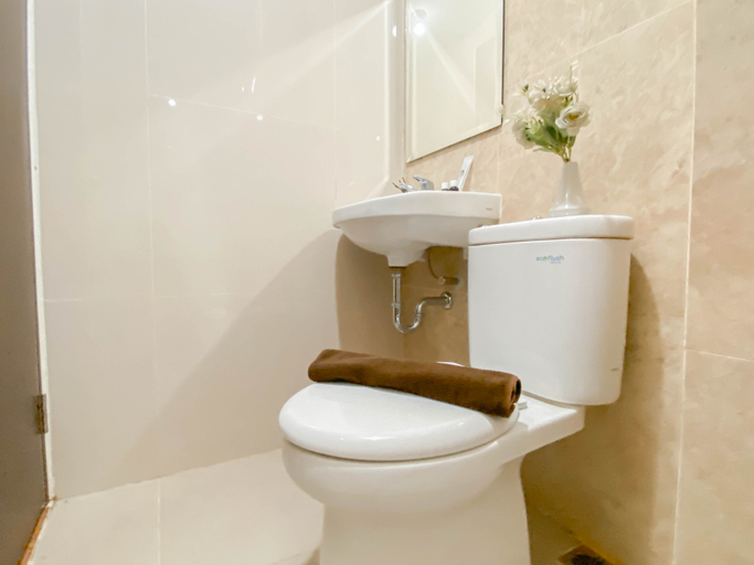 Bathroom 5, Good Place and Cozy Studio at Transpark Cibubur Apartment By Travelio, Depok