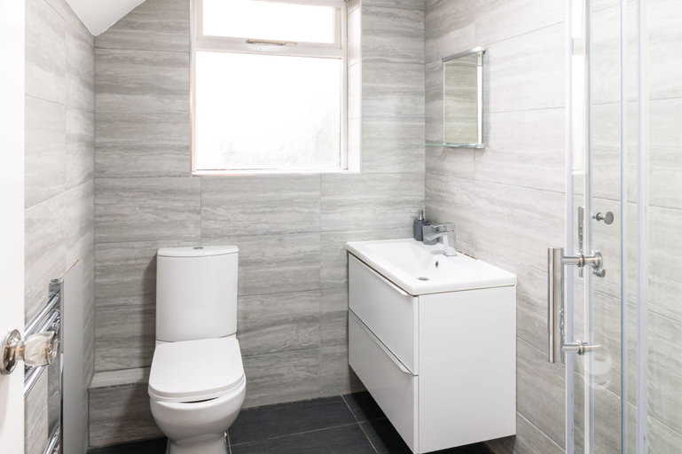 Bathroom 3, Host Stay Broadway, Oldham