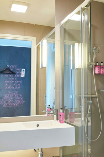 Bathroom 5, MOXY Milan Malpensa Airport, Varese