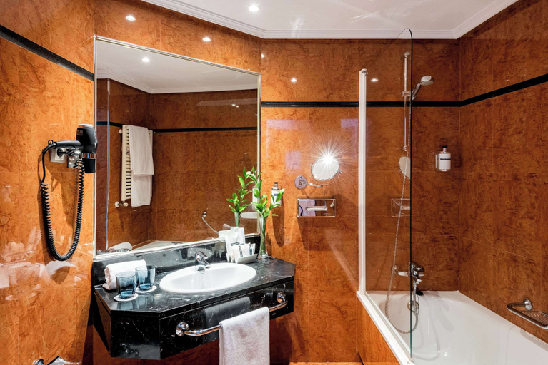 Bathroom 4, Hotel Madrid Plaza de España Affiliated by Meliá, Madrid