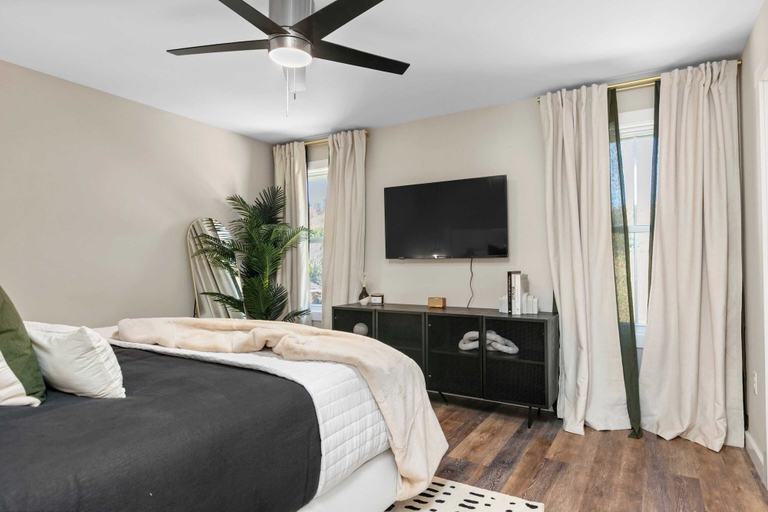 Bedroom 3, 10 Mins to Downtown Deck w/ Fire Pit Modern Haven Bradford by Avantstay, Buncombe