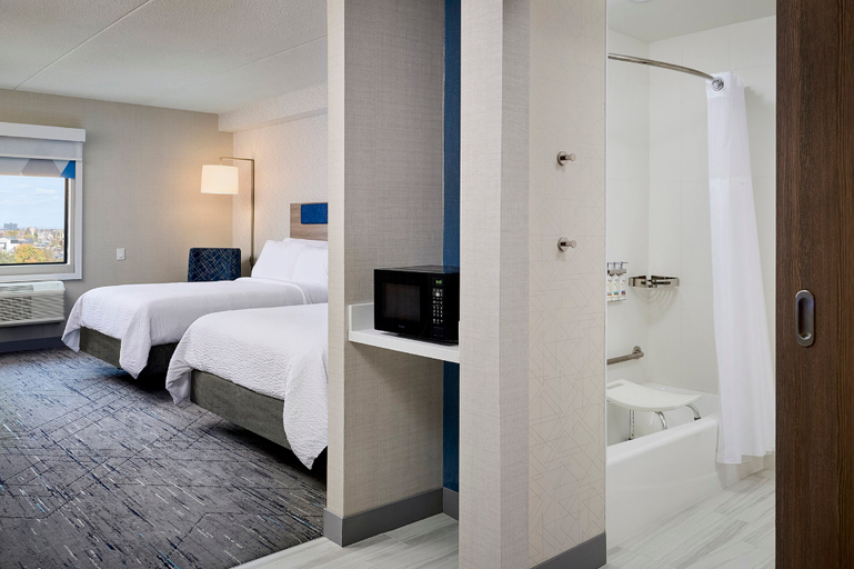 Holiday Inn Express Hamilton - Upper James Room Type - 2 Queen Standard Mobiliy Accessible Tub