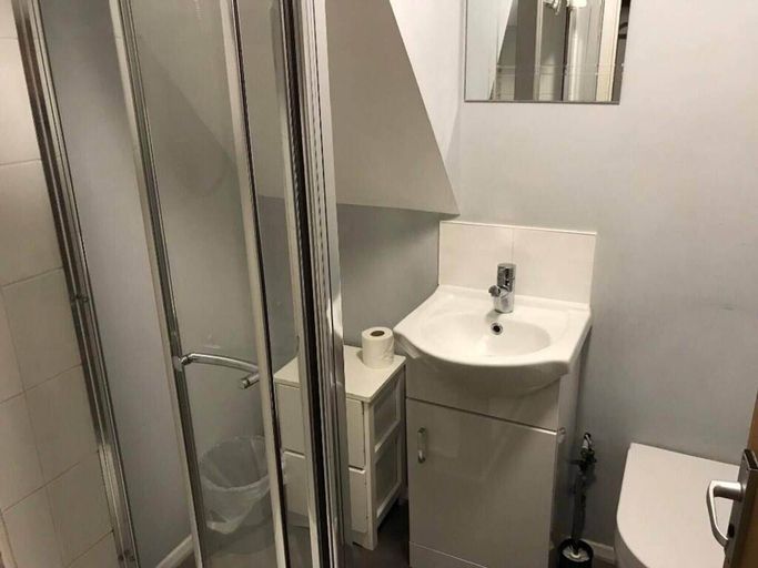 Bathroom, Chalet-sleeps6-parking-garden-pool, Kent