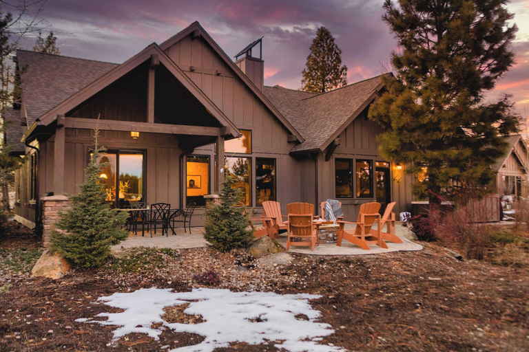 Klamath by Avantstay Gorgeous Mountain Home w/ Fire Pit, Spa & Lake Views, Deschutes