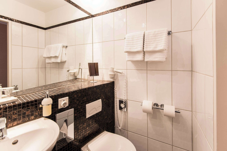 Bathroom 5, Best Western Plus Hotel St. Raphael, Hamburg