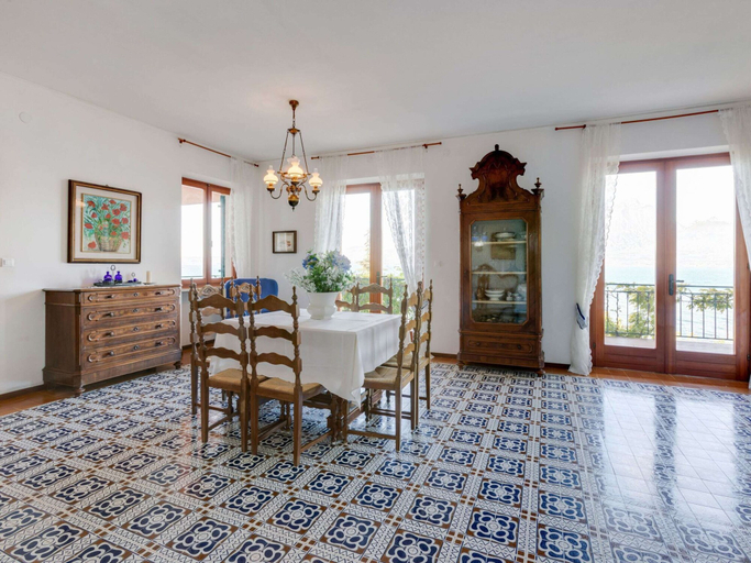Dining 2, Villa in Torri With Pool & Mountain Views, Verona