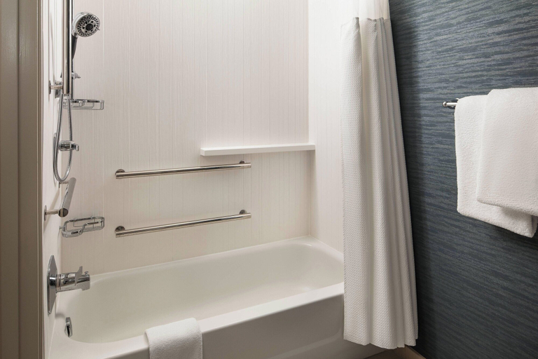 Bathroom 4, Courtyard by Marriott Indianapolis at the Capitol, Indianapolis