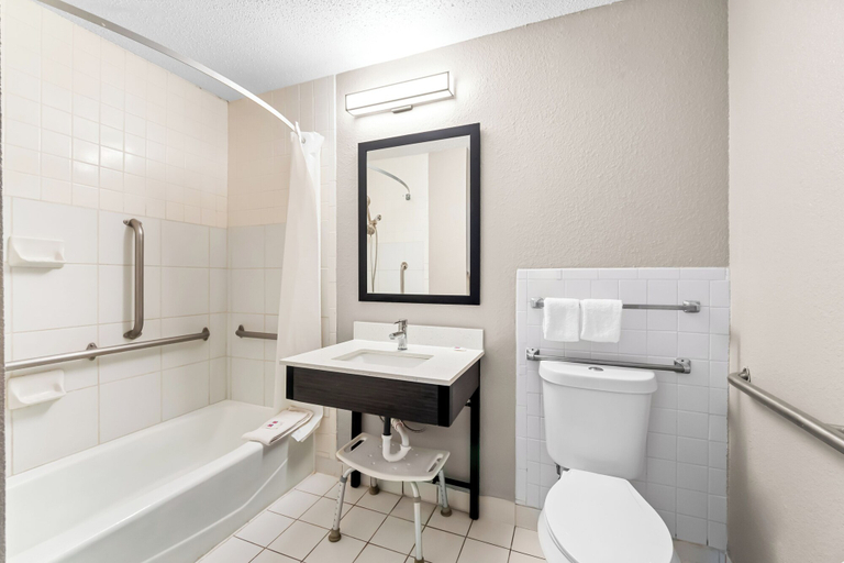 Bathroom 4, Motel 6 Port Lavaca, TX, Calhoun