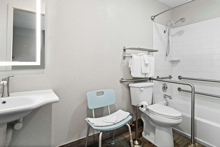 Bathroom 4, Best Western The Oasis at Joplin, Newton