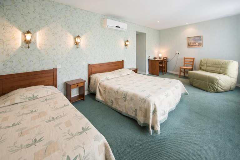 Bedroom 5, Logis Hotel Les Ambassadeurs, Lot