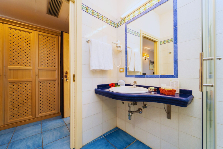 Bathroom 4, Hotel Ipomea Club, Vibo Valentia