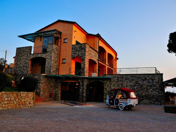 Exterior 1