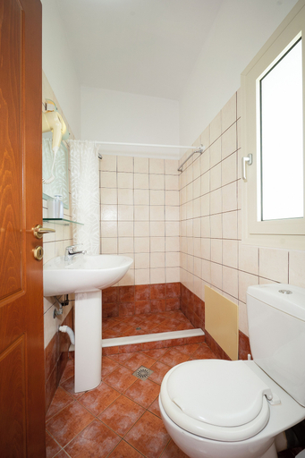 Bathroom 5, Georgina, Crete