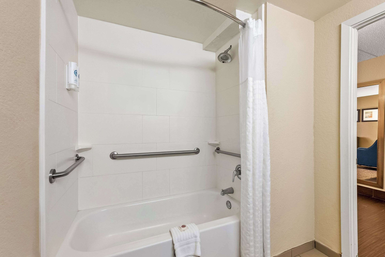 Bedroom 4, Comfort Inn & Suites, Bay