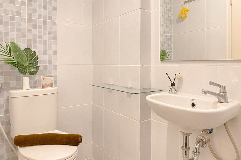 Bathroom 5, Cozy Studio at 37th Floor Tokyo Riverside PIK 2 Apartment By Travelio, Tangerang