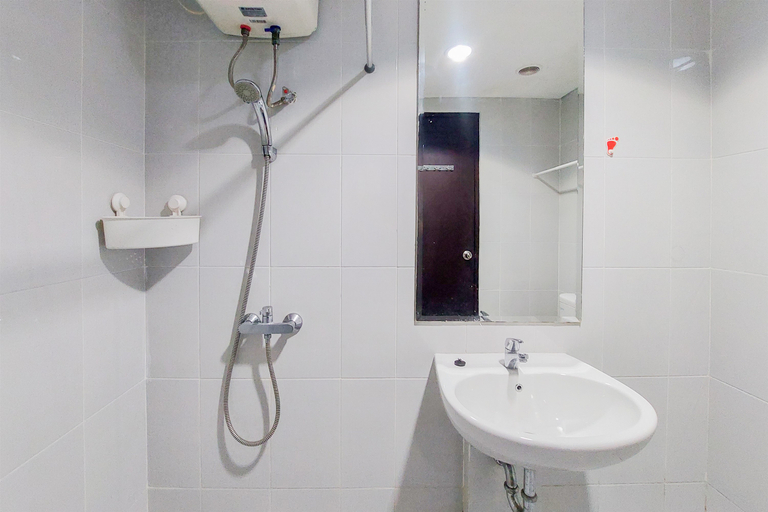 Bathroom 5, Cozy and Enjoy Living Studio Casa De Parco Apartment By Travelio, Tangerang