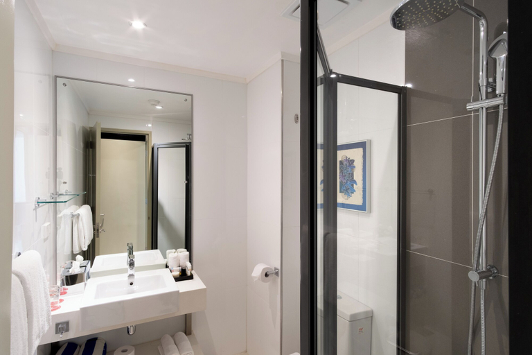 Bathroom 5, Ramada Suites by Wyndham Wailoaloa Beach Fiji, Ba