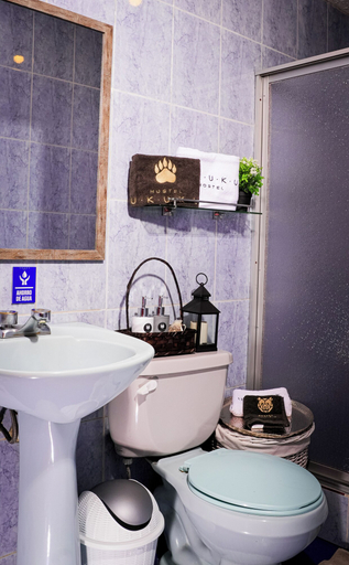 Bathroom 4, Ukuku Hostel, Quito