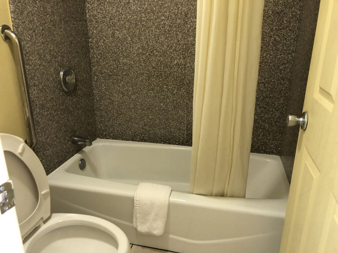 Bathroom 4, Super 8 by Wyndham Tulsa/Route 66, Tulsa