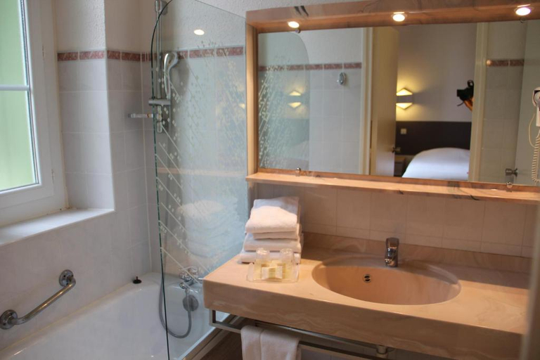 Bathroom 5, Logis Hotel des Thermes, Hérault