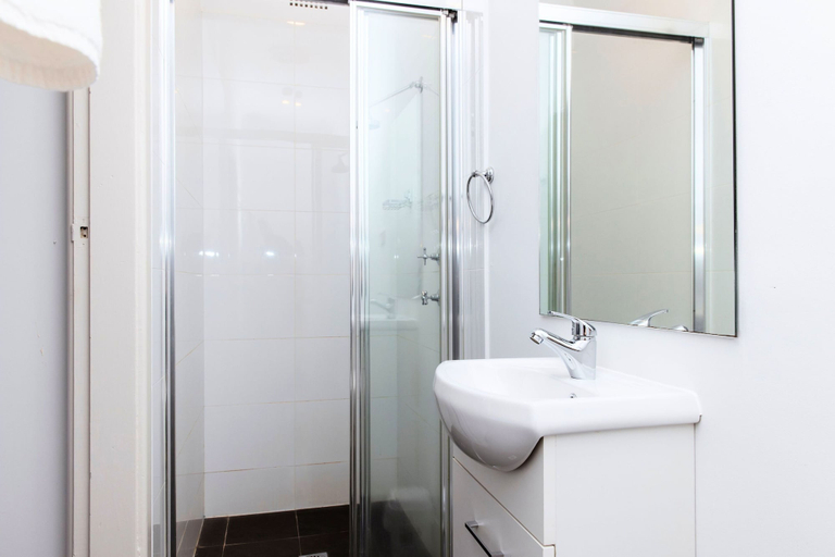 Bathroom 4, Figtree Hotel, Wollongong Bal