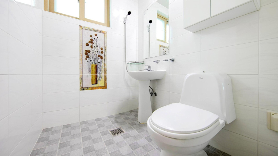 Bathroom 3, Samcheok Eoulim Pension, Samcheok