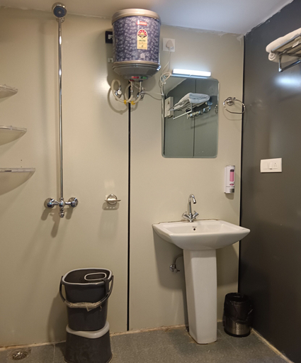 Bathroom 4, Oak Retreat Huts, Shimla
