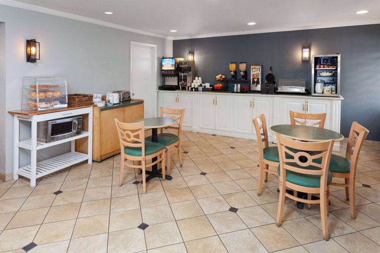 Food & Drinks 5, La Quinta Inn by Wyndham Cleveland Independence, Cuyahoga