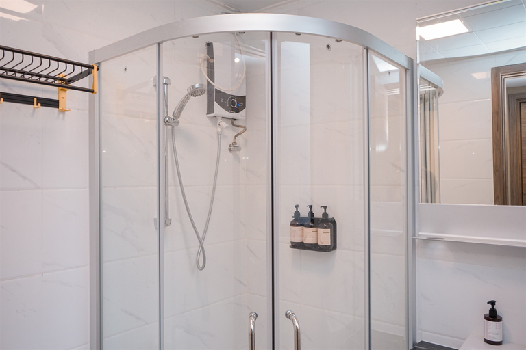 Bathroom 2, Comfortable and Best View 3BR Apartment Sky House BSD By Travelio, Tangerang Selatan