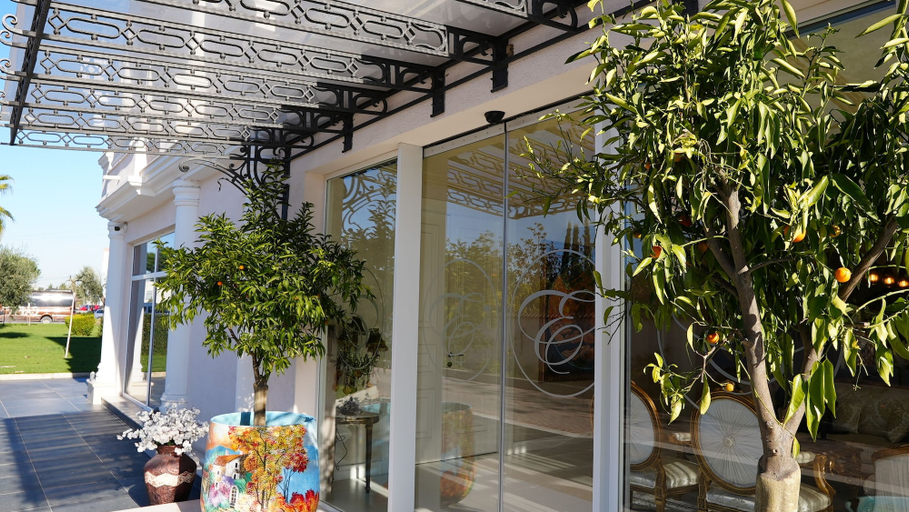 Exterior & Views
