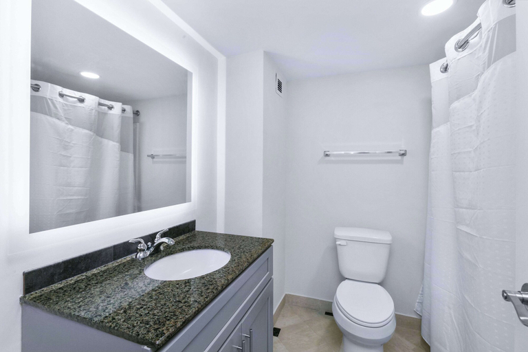 Bathroom 5, Mulberry, a Wyndham Hotel, Warren