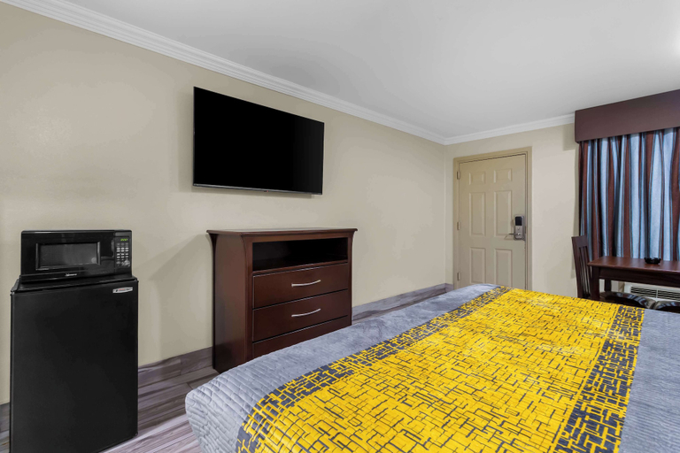 Bedroom 2, Americas Best Value Inn Houston Heights at I-45, Houston