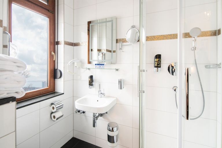 Bathroom 5, City Hotel Kaiserhof, Offenbach am Main