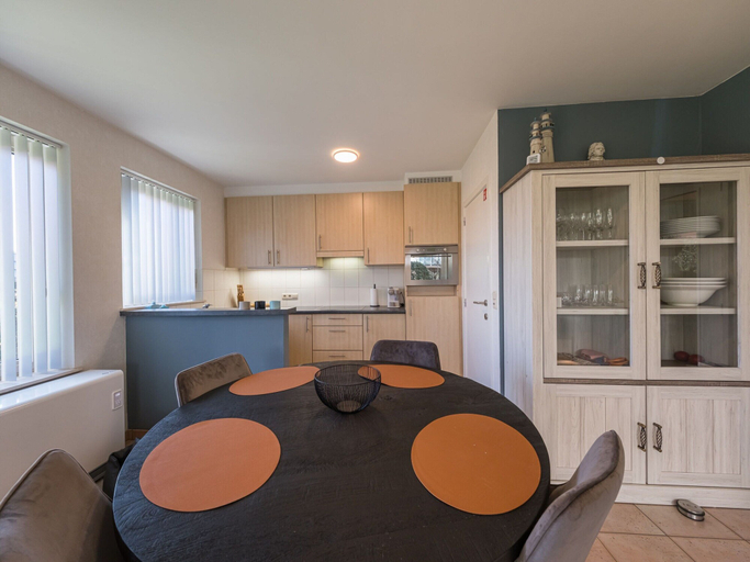 Dining 3, Ground Floor Apartment With Large Garden, West-Vlaanderen