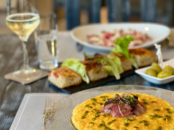 Food & Drinks 5, Branco Suites