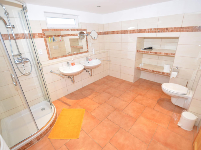 Bathroom 5, Chalet in Ore Mountains near Ski Slopes, Sokolov