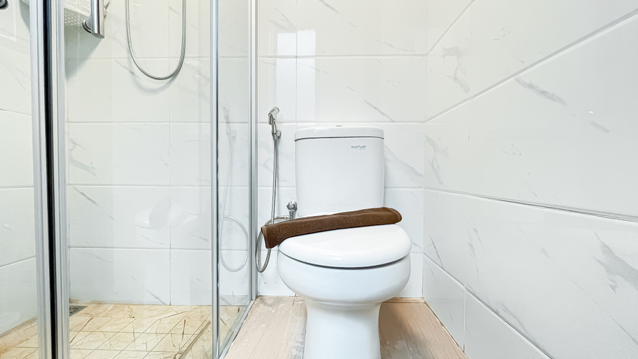 Bathroom 5, Brand New 3BR at Sky House BSD Apartment By Travelio, Tangerang Selatan