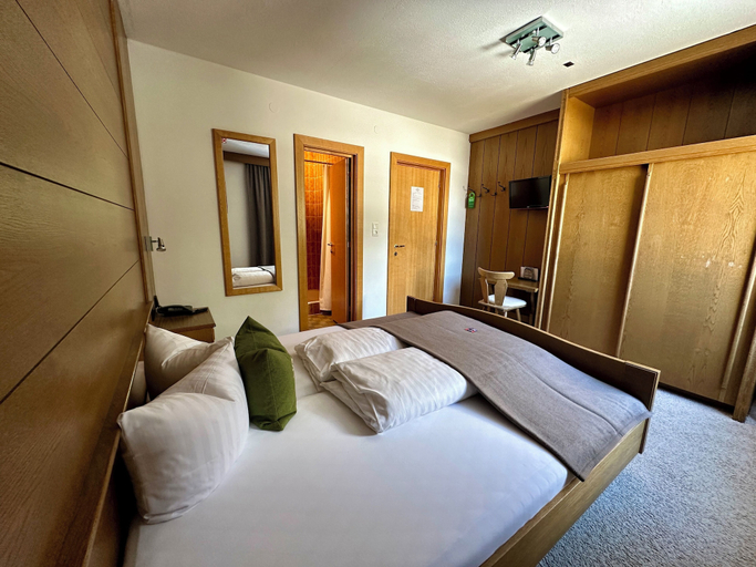 Bedroom 2, Alpinhotel Zirbenhof, Imst